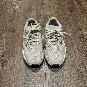 Yeezy Boost 700- Analog
